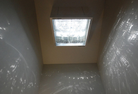 浴室には人工炭酸水を発生させ、入浴剤を使わなくても温泉気分が味わえて、身体の疲れもとれるMRC・ホームプロダクツ（株）のソーダバスを採用。自然光を室内の照明に利用し、省エネ化をはかる（株）マテリアルハウスの光ダクトシステムのほか、